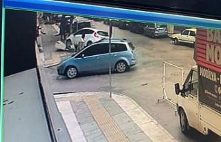 Çarpışan iki aracın arasında kalmaktan son anda...