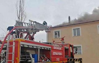 Çatıda çıkan yangın eve sıçramadan söndürüldü