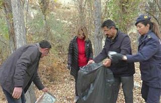 Çevre temizliği yapan Nevşehir Valisi Becel: “En...