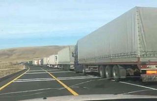 Çıldır-Aktaş Gümrük Kapısı’nda TIR kuyruğu...