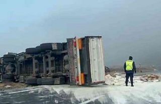 Çimento yüklü tır devrildi: 1 yaralı