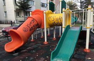 Çocuk parkında yapılan çizim ve yazılar çirkin...