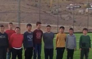 Çocuklar, halı sahaya kirlenmesin diye ayakkabısız...