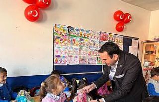 Çocuklar okulu sevsin diye oyuncak dağıtıyor