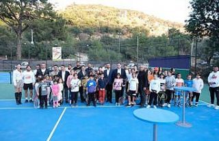 Çocuklara ücretsiz tenis kursu
