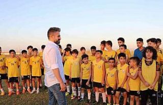 Çocukluk hayalini gerçekleştirdi, gençleri kötü...