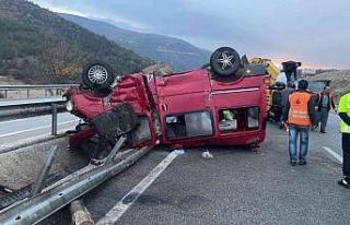 D100’de bariyerlere çarpan minibüs takla attı:...