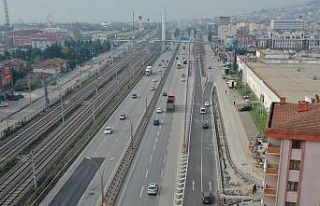 D-100 yan yolda trafik akışı İstanbul yönünde...