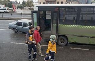 D-100’de yolcu indiren halk otobüsüne otomobil...