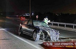 D-140’da kontrolden çıkan otomobil bariyerlere...
