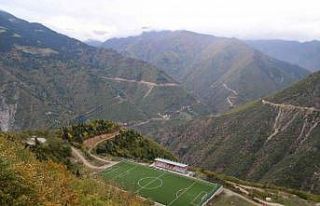 Dağların zirvesinde futbol oynuyorlar
