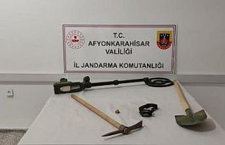 Dedektörle define ararken yakalandılar