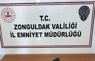 Denetimlerde aranan 4 kişiden uyuşturucu ve silah...