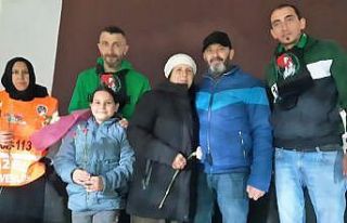 Denizlispor’un kadın taraftarlarına karanfil dağıtıldı