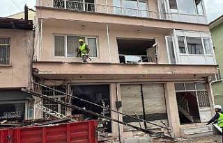 Deprem bölgesinde ağır hasarlı ilk evin yıkımına...