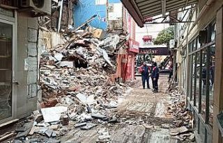 Depremde yıkılan eğlence merkezinin enkazı kaldırılıyor