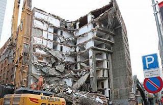 Dev binanın yıkılma anı kamerada