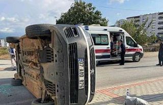 Devrilen aracın sürücüsü hafif sıyrıklarla...