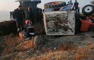 Devrilen traktörün altında kalan 4 çocuk babası...