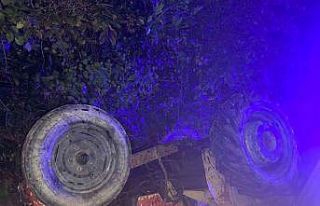 Devrilen traktörün altında kalan sürücü hayatını...