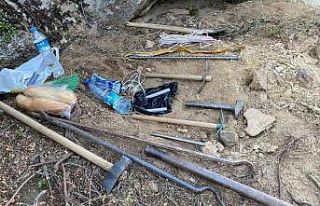 Dinamit ile kaçak kazı yapıyorlardı, Jandarma...