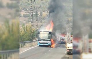 Diyarbakır’da belediye otobüsü seyir halinde...