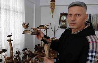 Doğadan topladığı ağaç parçalarını sanata...