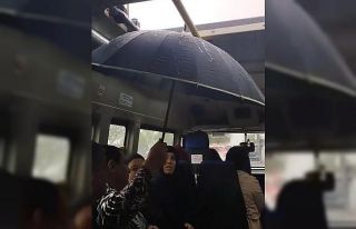 Dolmuşta şemsiyeli yolculuk