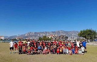 Döşemealtı Belediyesi futbol okulu 20 minik sporcuya...