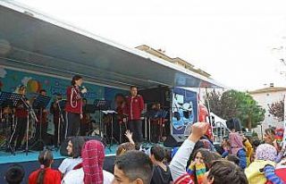 Döşemealtılı çocuklar şenlikte eğlendi