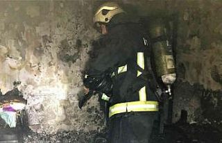 Dumanların arasında kalan yaşlı adam hayatını...