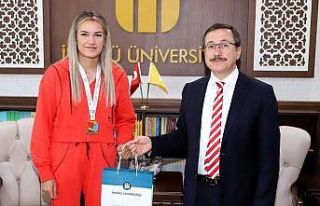 Dünya Boks Şampiyonu Hatice Akbaşın adını taşıyan...