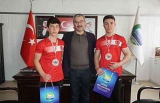 Dünya şampiyonları, başarılarını Başkan Vural...