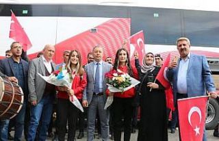 Dünya şampiyonu Eda’ya davullu zurnalı karşılama