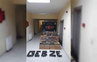 Durdurulan minibüsten 2 tona yakın kaçak nargile...