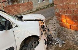 Duvara çarpan aracın 21 yaşındaki sürücüsü...