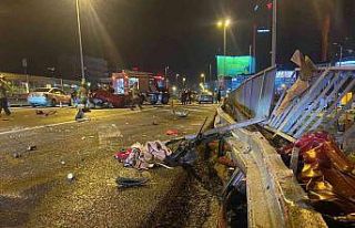 E-5 Kara Yolu’nda bariyere çarpan otomobil takla...