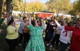 Efeler Down Kafe özel çocukları ağırlamaya devam...