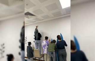 Eğitim odasının duvarlarını gençler boyadı