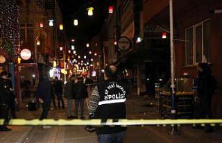 Eğlence mekanı önünde silahlı kavga: 2 yaralı