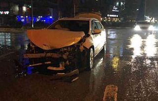 Elazığ’da otomobil ile minibüs çarpıştı:...