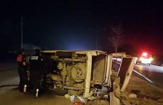 Elektrik direğine çarpan minibüs yan yattı: 4...