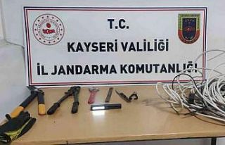 Elektrik kablolarını kesen 3 kişi yakalandı