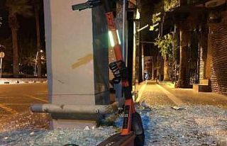 Elektrikli scooter ile otobüs durağına çarptı:...