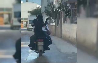 Eline serum takılı çocuğunu elektrikli bisikletle...