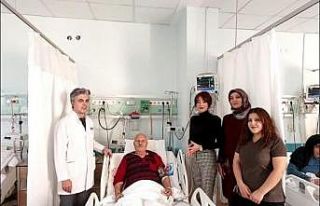 Emekli öğretmen hastanede unutulmadı