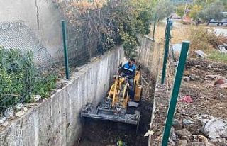 Emlakdere Mahallesi’nde dere temizlik çalışması...