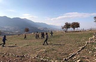 Eruh’ta park ve halı sahası olmayan çocuklar,...