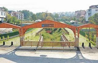 Eski belediye başkanının adı millet bahçesinde...