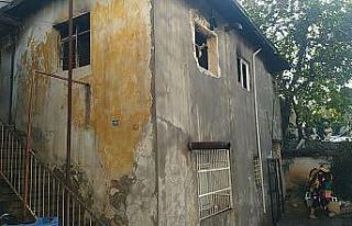 Ev alevlere teslim oldu, 1’i çocuk 5 kişi dumandan...